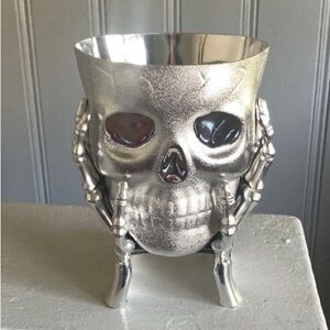 NWT Metallic Silver Skull 💀 in Hands Halloween Snack or Candy Bowl Decoration